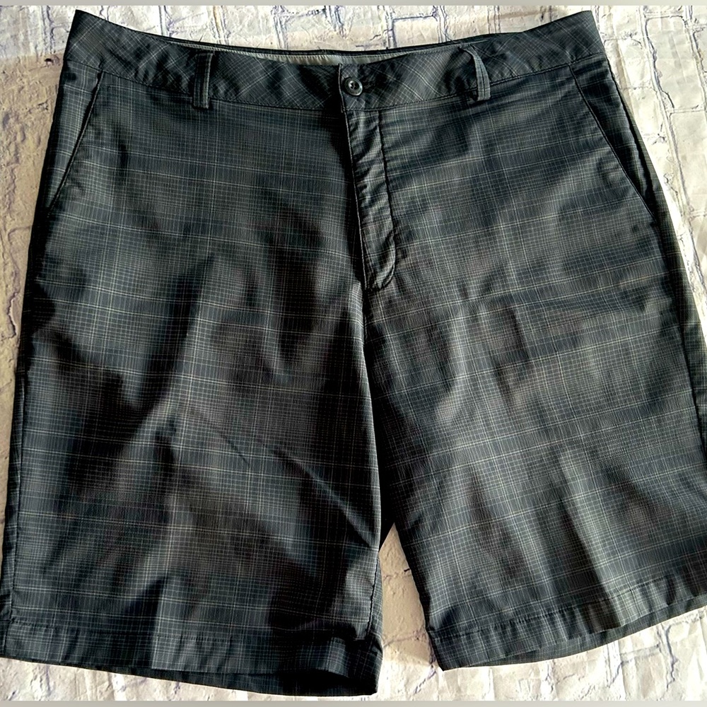 UNDER ARMOUR mens size 38 black plaid golf / casual shorts